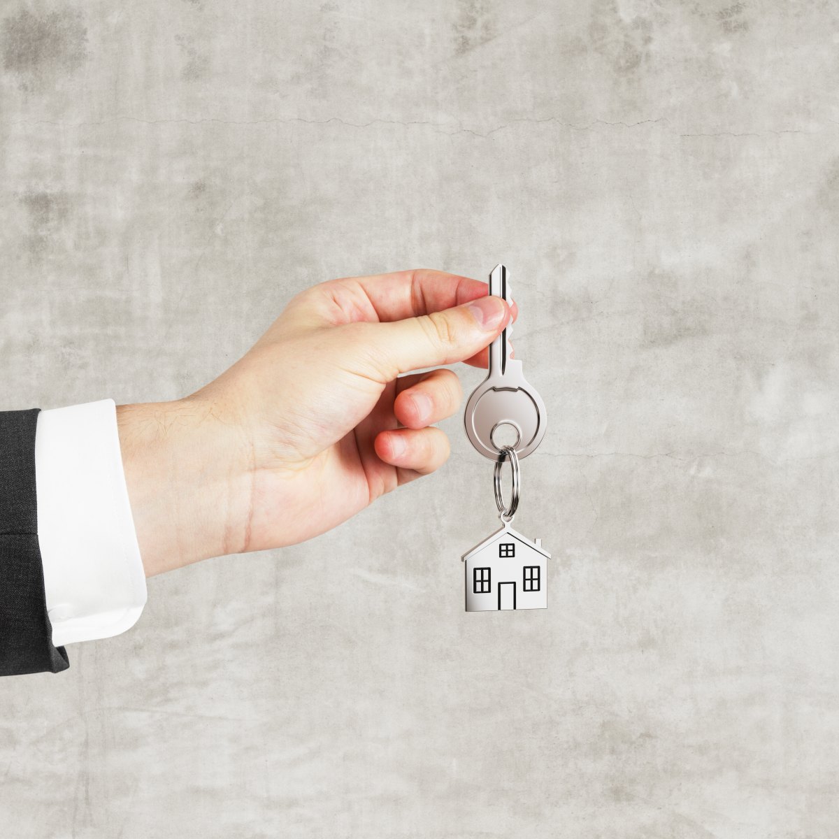 Agente immobiliare consegna le chiavi di una casa