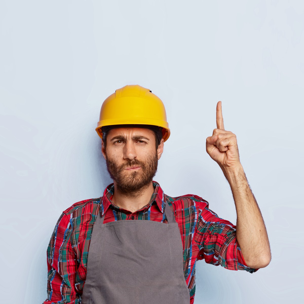 Operaio con caschetto da cantiere e grembiule da lavoro